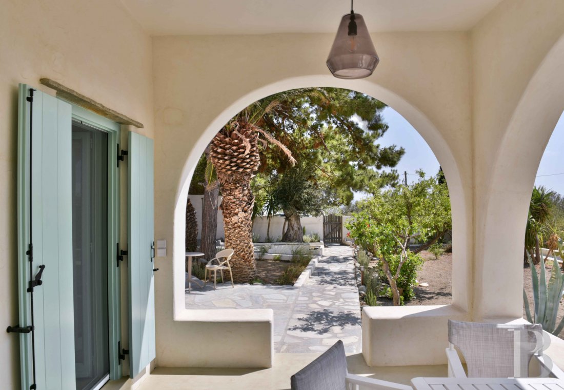 Sur l’île de Tinos, au nord des Cyclades, une ancienne ferme oléicole transformée en maison de charme - photo  n°2